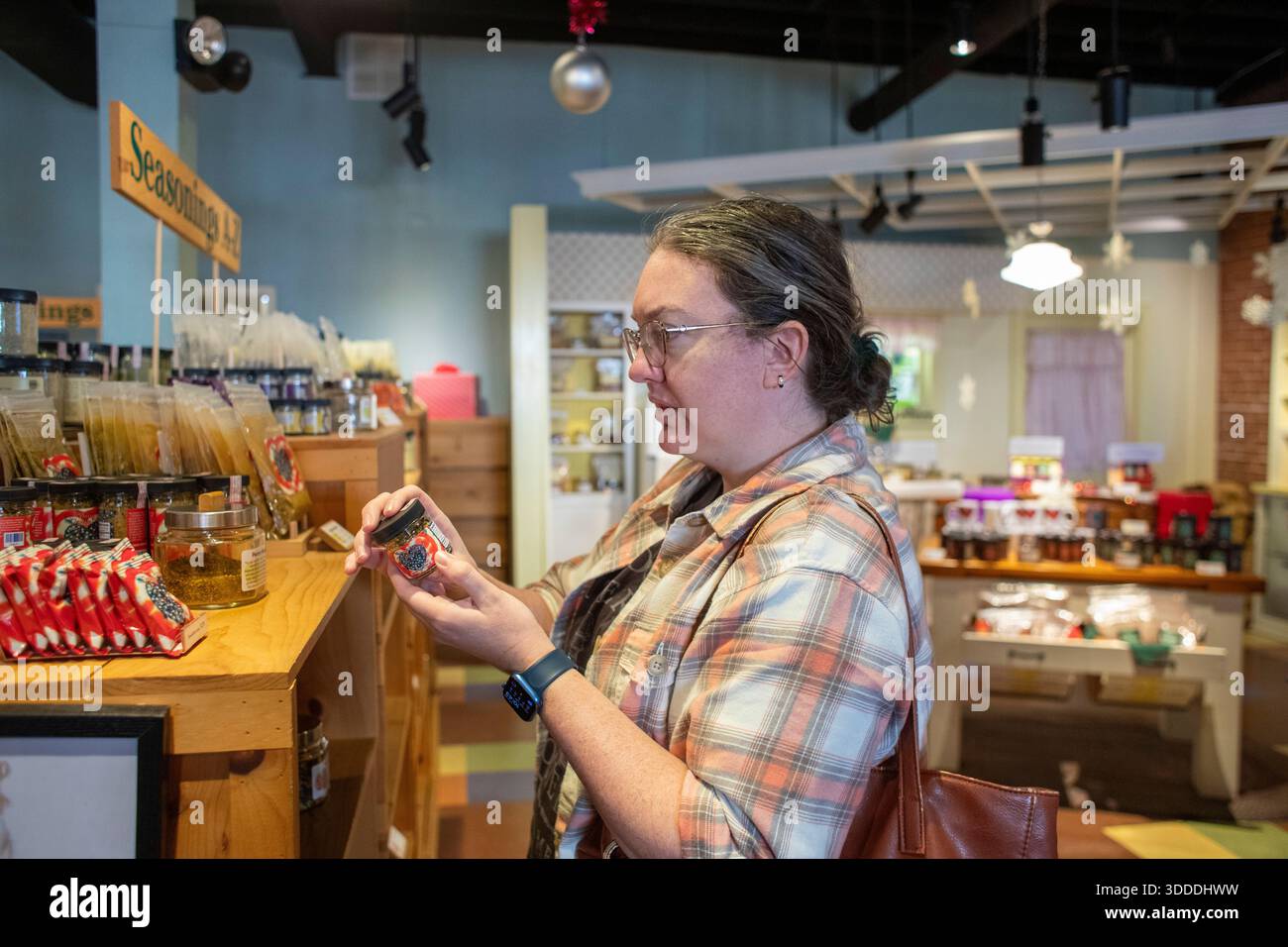 Arvada, Colorado - Eine Frau kauft Gewürze im Penzeys Spices Store in Olde Town Arvada. Stockfoto