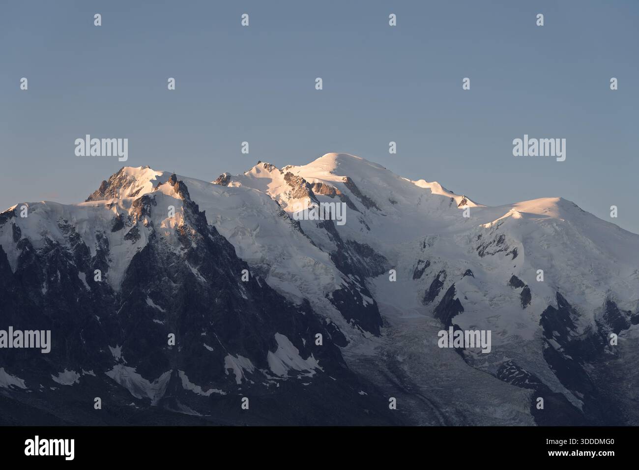 Das erste Licht trifft den schneebedeckten Mont Blanc Peak in den Alpen bei Sonnenaufgang Stockfoto