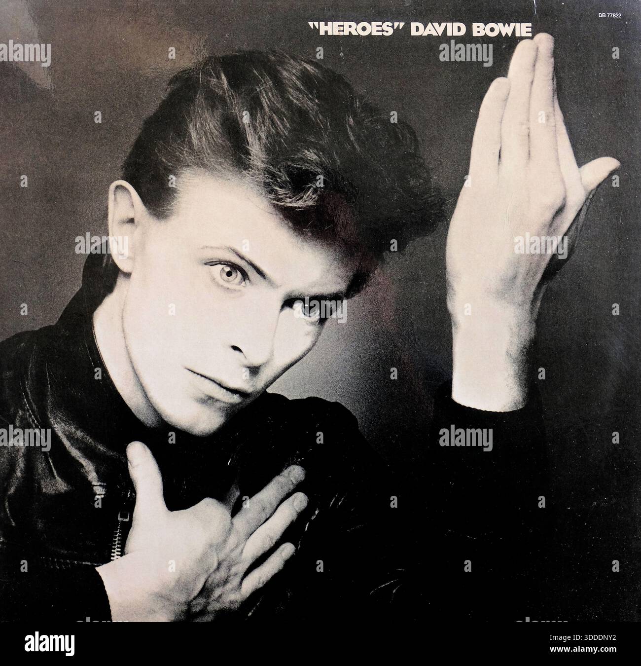 Cover von 'Heroes' Vinyl, dem zwölften Studioalbum des englischen Musikers David Bowie, 2017 Wiederveröffentlichung des Originals von 1977; RCA Records. Stockfoto