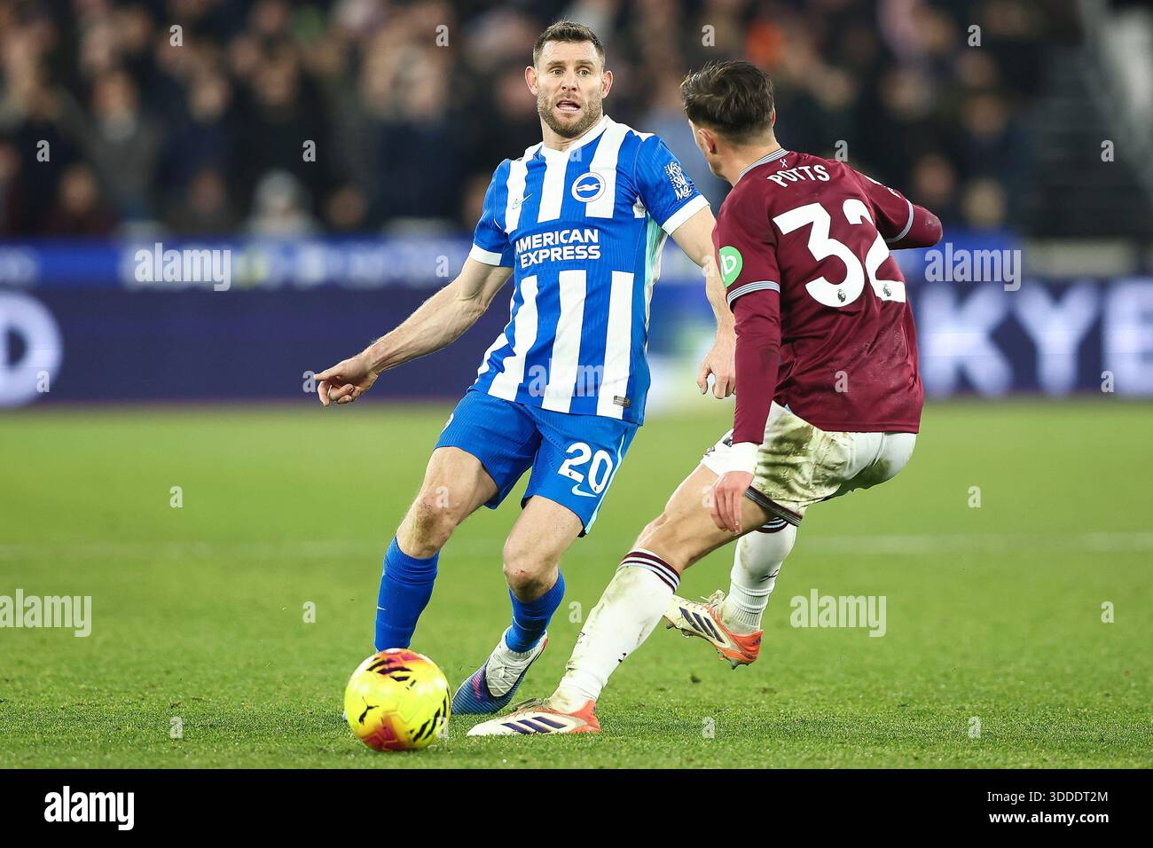 London Stadium, London, Großbritannien. Dezember 2025 30. Premier League Football, West Ham United gegen Brighton und Hove Albion; James Milner aus Brighton und Hove Albion spielen Potts of West Ham Credit: Action Plus Sports/Alamy Live News Stockfoto