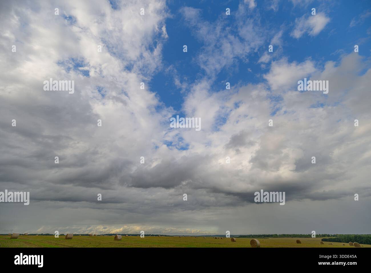 Ein fesselnder und atemberaubender Blick auf einen hellen, lebendigen Himmel mit einer herrlichen Mischung aus Wolken und Blautönen Stockfoto