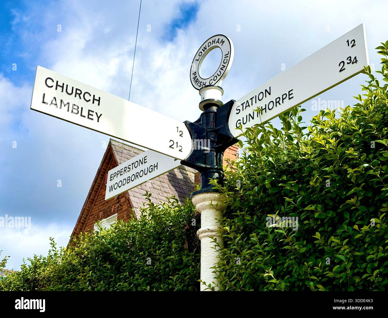 Ein altes Straßenschild des gemeinderates in einem Dorf in England, Großbritannien Stockfoto
