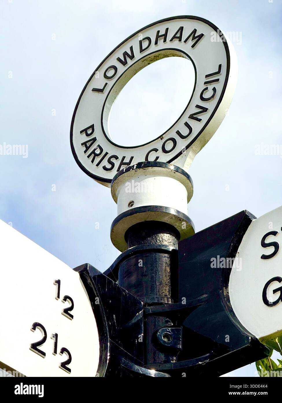 Ein altes Straßenschild des gemeinderates in einem Dorf in England, Großbritannien Stockfoto