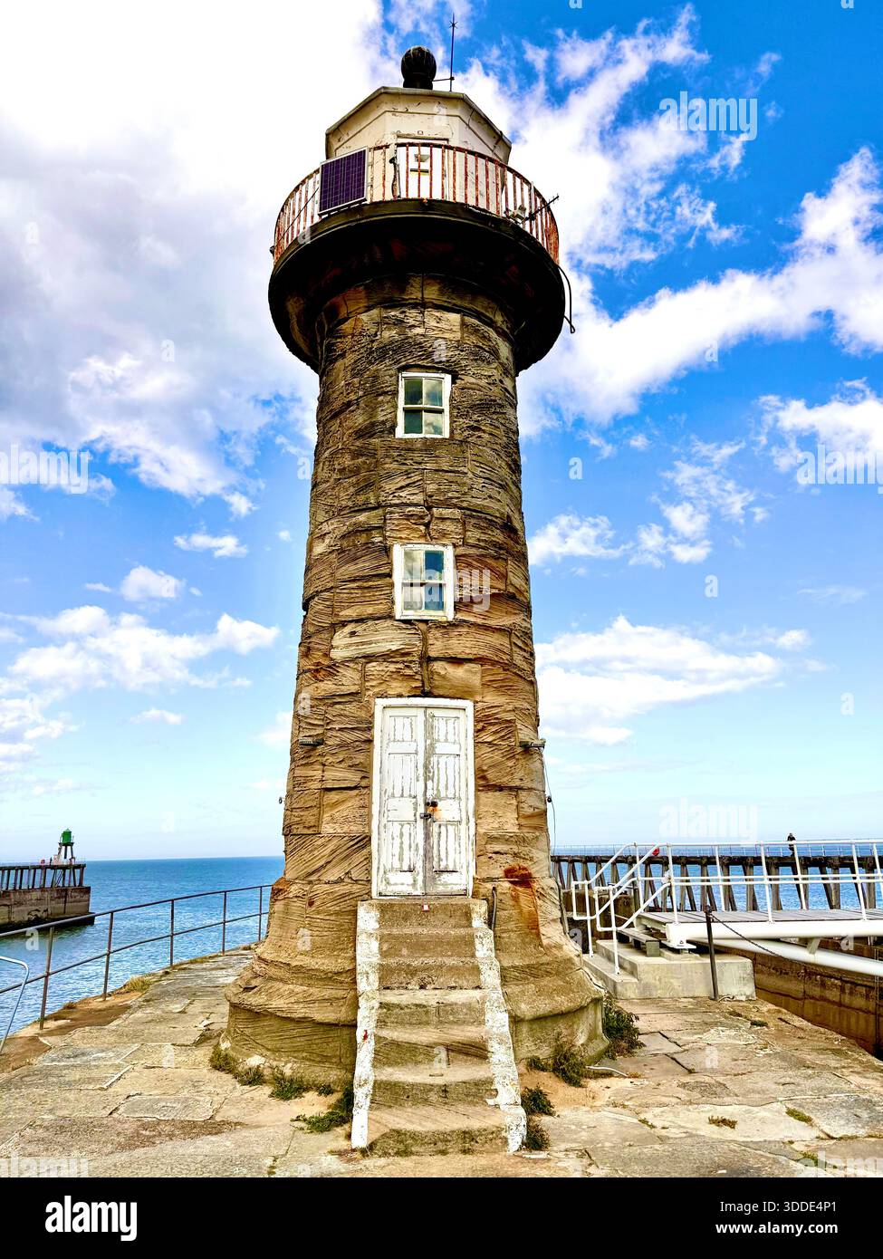 Der Leuchtturm am East Pier, North Yorkshire, England, Großbritannien Stockfoto