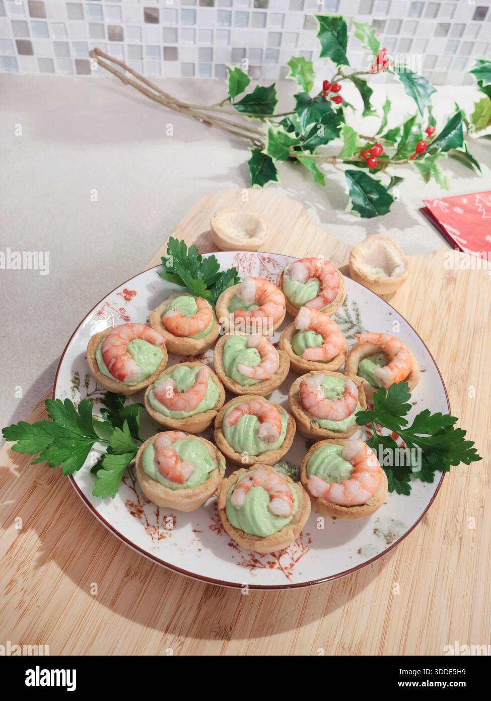 Kalte Vorspeise für Feiertagstisch. Mürbteigkörbe mit Garnelen-, Frischkäse- und Spinatfüllung. Hausgemachte gesunde Meeresfrüchte. Stockfoto