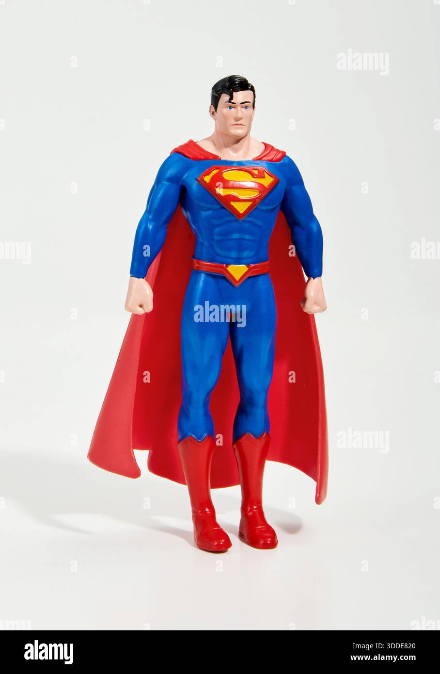 Die Spielzeugfigur des Superman-Superhelden-Zeichentrickfigur steht auf weißem Hintergrund Stockfoto