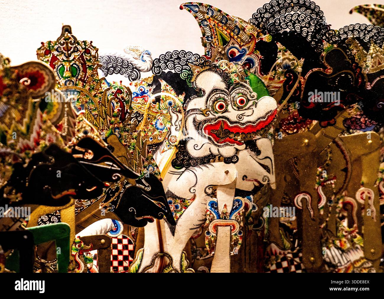 Farbenfrohe traditionelle Schattenpuppen mit komplizierten Designs und Mustern. Stockfoto