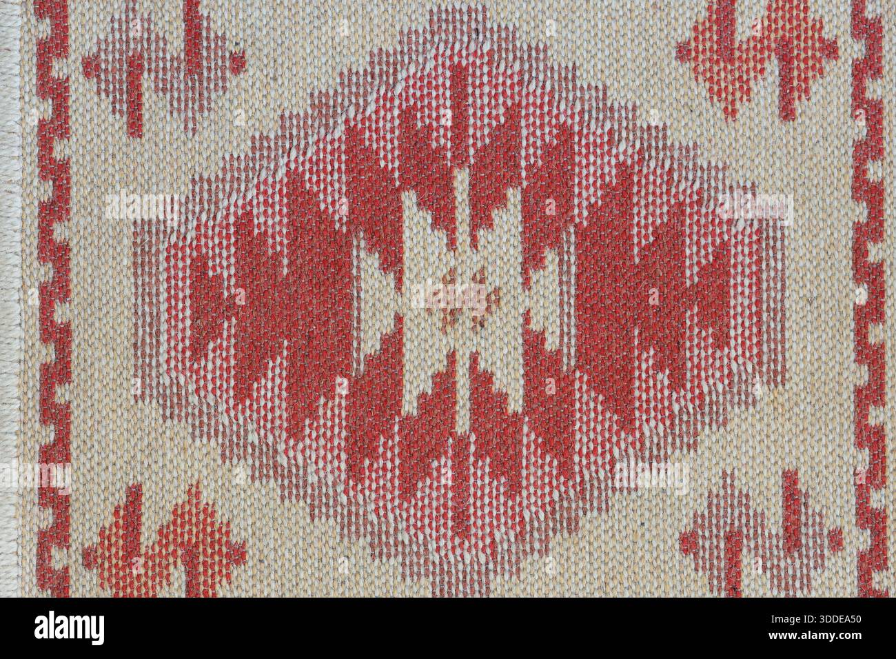 Authentischer anatolischer Kilim-Teppich mit traditionellen geometrischen Stammesmustern und leuchtenden Farben. Traditionelles geometrisches Muster aus gewebtem Kilim-Teppich Stockfoto
