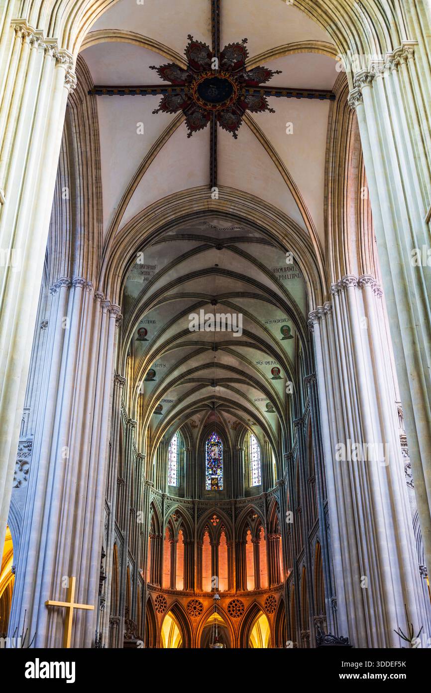 Kirchenschiff und Chor der Kathedrale Notre-Dame von Bayeux Stockfoto