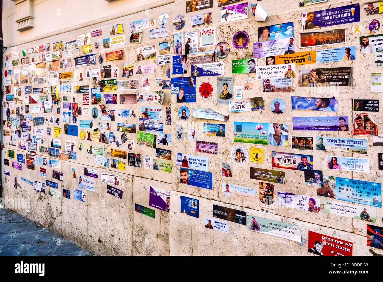 Gedenkaufkleber auf Hebräisch an einer Wand im jüdischen Ghetto von Rom, Italien. Stockfoto