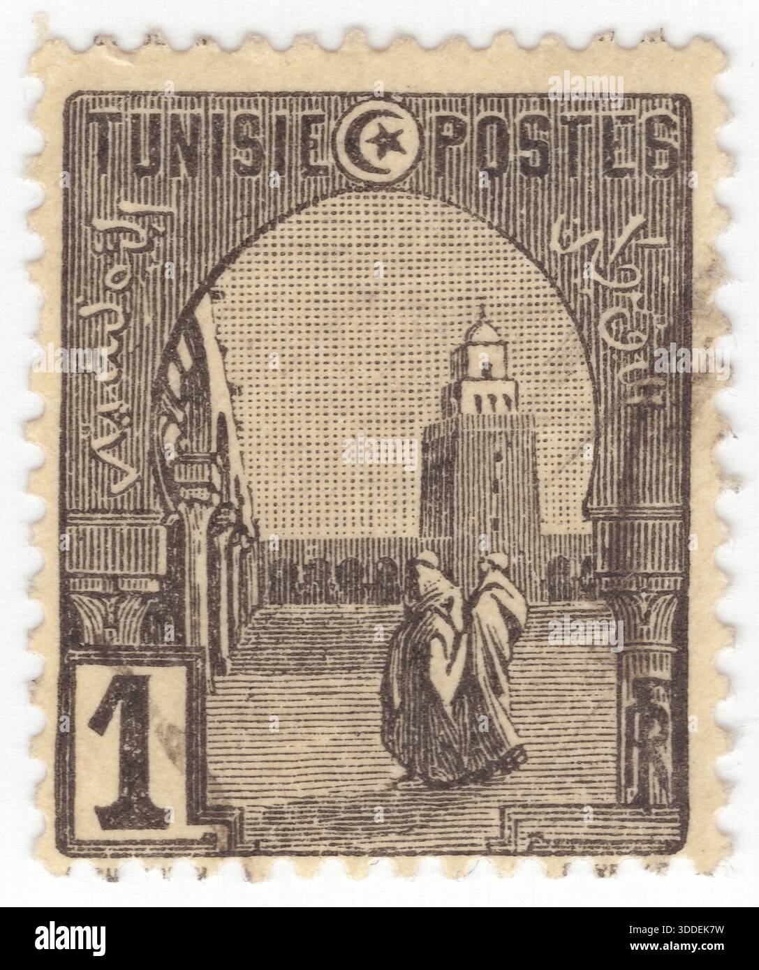 TUNESIEN - 1906. Januar: 1 Centime schwarze auf gelbe Briefmarke, die die große Moschee von Kairouan (Moschee von Uqba) darstellt. Es handelt sich um die größten islamischen Denkmäler Nordafrikas, die vom arabischen General Uqba ibn Nafi errichtet wurden. Es ist einer der ältesten Gotteshäuser in der islamischen Welt und ein Vorbild für alle späteren Tempel im Maghreb. Es enthält einen hypostilisierten Gebetssaal, einen mit Marmor gepflasterten Innenhof und ein quadratisches Minarett. Uqba ist eines der Meisterwerke der islamischen Architektur, bekannt für die erste islamische Verwendung des Hufeisenbogens Stockfoto