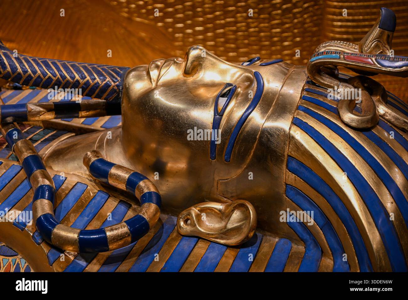 Goldene Grabmaske des Königs tutanchamun im Profil mit königlichen Symbolen. Stockfoto