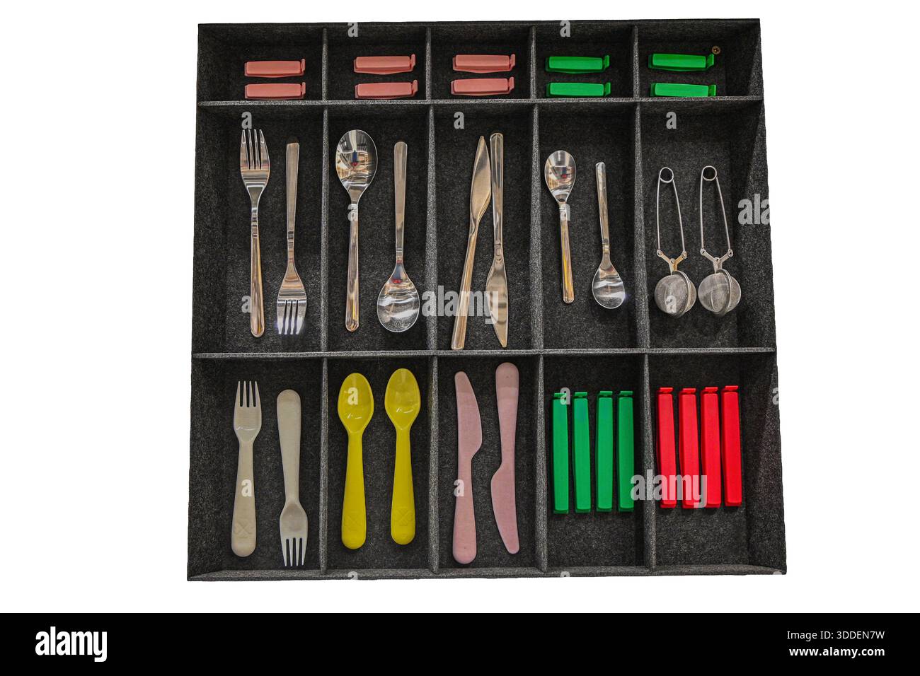 Verschiedene Besteck- und Küchenutensilien sind ordentlich in einem grauen Filzteiler angeordnet. Stockfoto