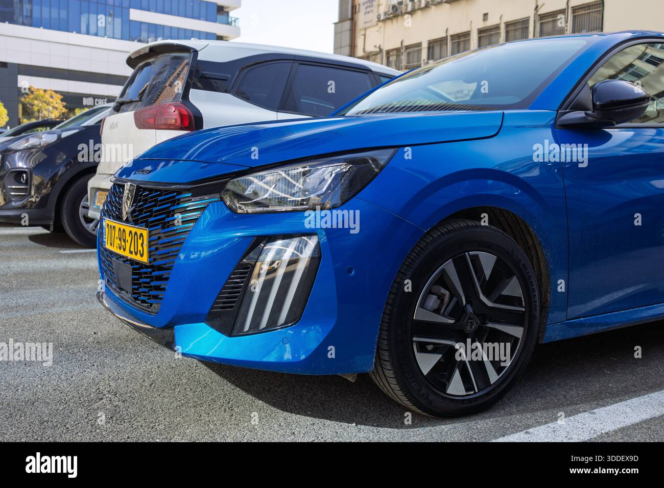 Nahaufnahme eines blauen Peugeot e-208-Elektroautos mit LED-Leuchten und Rad, Ramat Gan, Israel, 24. Dezember 2025 Stockfoto