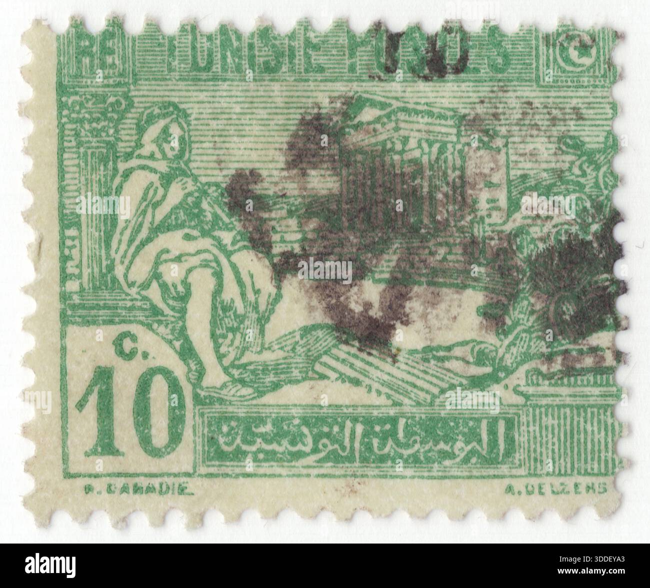 TUNESIEN - 1922: 10-Zentimeter-grüne Briefmarke mit Darstellung der arabischen Ureinwohner und der Ruinen von Dougga. Thugga oder TBGG war eine antike Siedlung in der Nähe des heutigen Téboursouk im Norden Tunesiens. Der Kapitolinische Tempel gilt weithin als der prächtigste und am besten erhaltene römische Tempel in Nordafrika. Es befindet sich im Herzen der archäologischen Stätte im Nordwesten Tunesiens und ist ein UNESCO-Weltkulturerbe, das seit fast 2.000 Jahren steht. Das Capitol ist das Kronjuwel von Dougga, einer Stadt, die auf einzigartige Weise numidische (Berber), Punische und römische Einflüsse verbindet Stockfoto