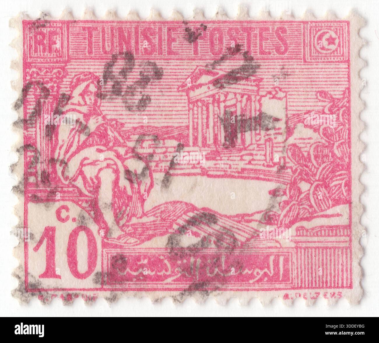 TUNESIEN - 1926. März: 10-Zentimeter-Briefmarke mit Darstellung der arabischen Ureinwohner und der Ruinen von Dougga. Thugga oder TBGG war eine antike Siedlung in der Nähe des heutigen Téboursouk im Norden Tunesiens. Der Kapitolinische Tempel gilt weithin als der prächtigste und am besten erhaltene römische Tempel in Nordafrika. Es befindet sich im Herzen der archäologischen Stätte im Nordwesten Tunesiens und ist ein UNESCO-Weltkulturerbe, das seit fast 2.000 Jahren steht. Das Capitol ist das Kronjuwel von Dougga, einer Stadt, die auf einzigartige Weise numidische (Berber), Punische und römische Einflüsse verbindet Stockfoto