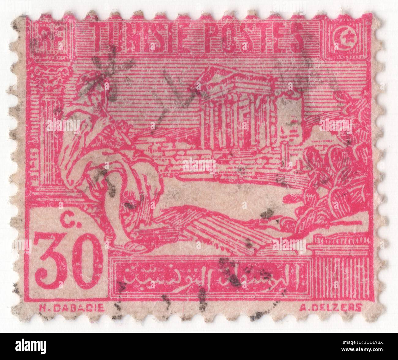 TUNESIEN - 1922: Briefmarke mit Rosen im Jahr 30, die die arabischen Ureinwohner und Ruinen von Dougga darstellt. Thugga oder TBGG war eine antike Siedlung in der Nähe des heutigen Téboursouk im Norden Tunesiens. Der Kapitolinische Tempel gilt weithin als der prächtigste und am besten erhaltene römische Tempel in Nordafrika. Es befindet sich im Herzen der archäologischen Stätte im Nordwesten Tunesiens und ist ein UNESCO-Weltkulturerbe, das seit fast 2.000 Jahren steht. Das Capitol ist das Kronjuwel von Dougga, einer Stadt, die auf einzigartige Weise numidische (Berber), Punische und römische Einflüsse verbindet Stockfoto