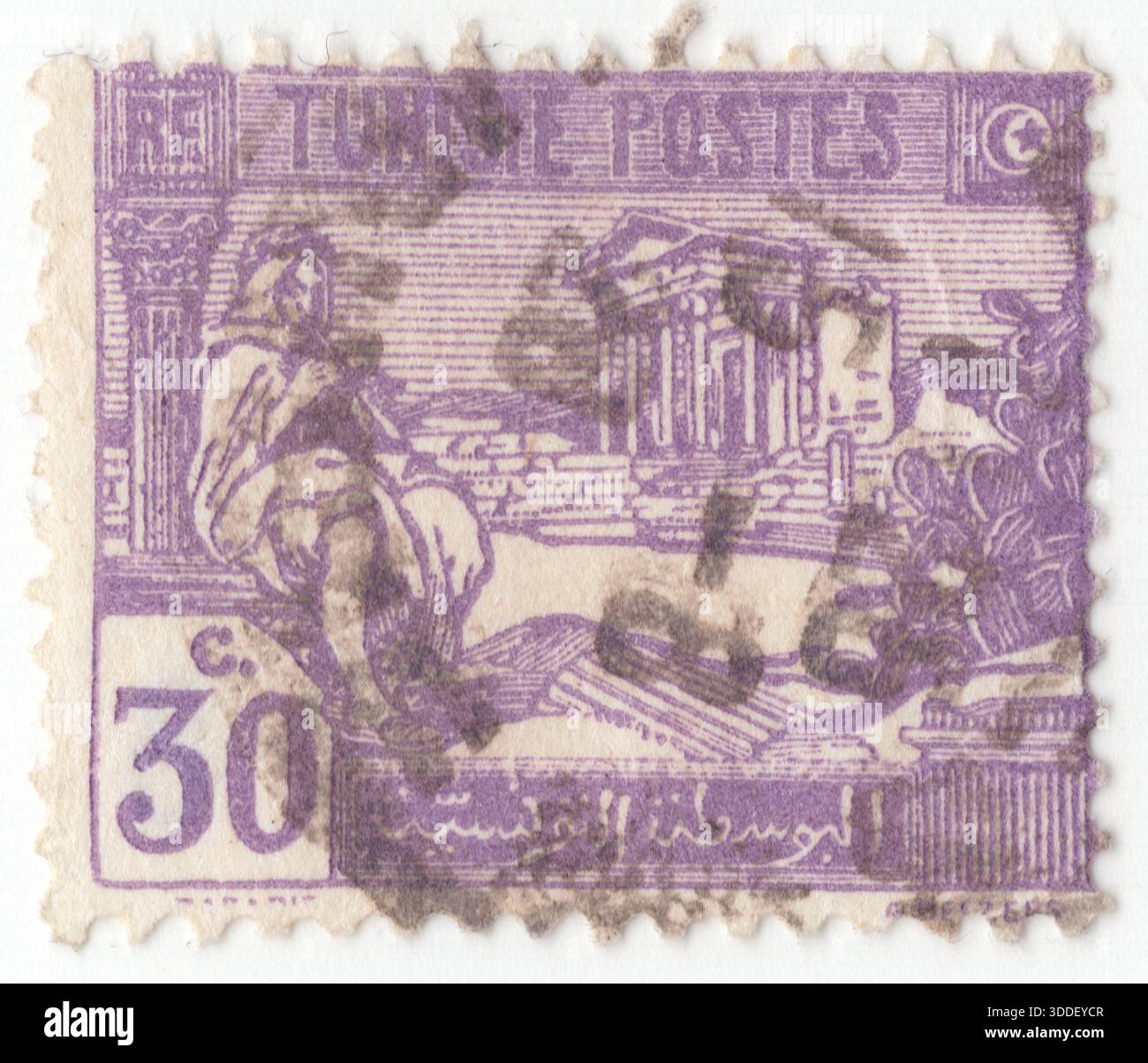 TUNESIEN - 1926. April: 30-Cent-Flieder-Briefmarke mit Darstellung der arabischen Ureinwohner und Ruinen von Dougga. Thugga oder TBGG war eine antike Siedlung in der Nähe des heutigen Téboursouk im Norden Tunesiens. Der Kapitolinische Tempel gilt weithin als der prächtigste und am besten erhaltene römische Tempel in Nordafrika. Es befindet sich im Herzen der archäologischen Stätte im Nordwesten Tunesiens und ist ein UNESCO-Weltkulturerbe, das seit fast 2.000 Jahren steht. Das Capitol ist das Kronjuwel von Dougga, einer Stadt, die auf einzigartige Weise numidische (Berber), Punische und römische Einflüsse verbindet Stockfoto