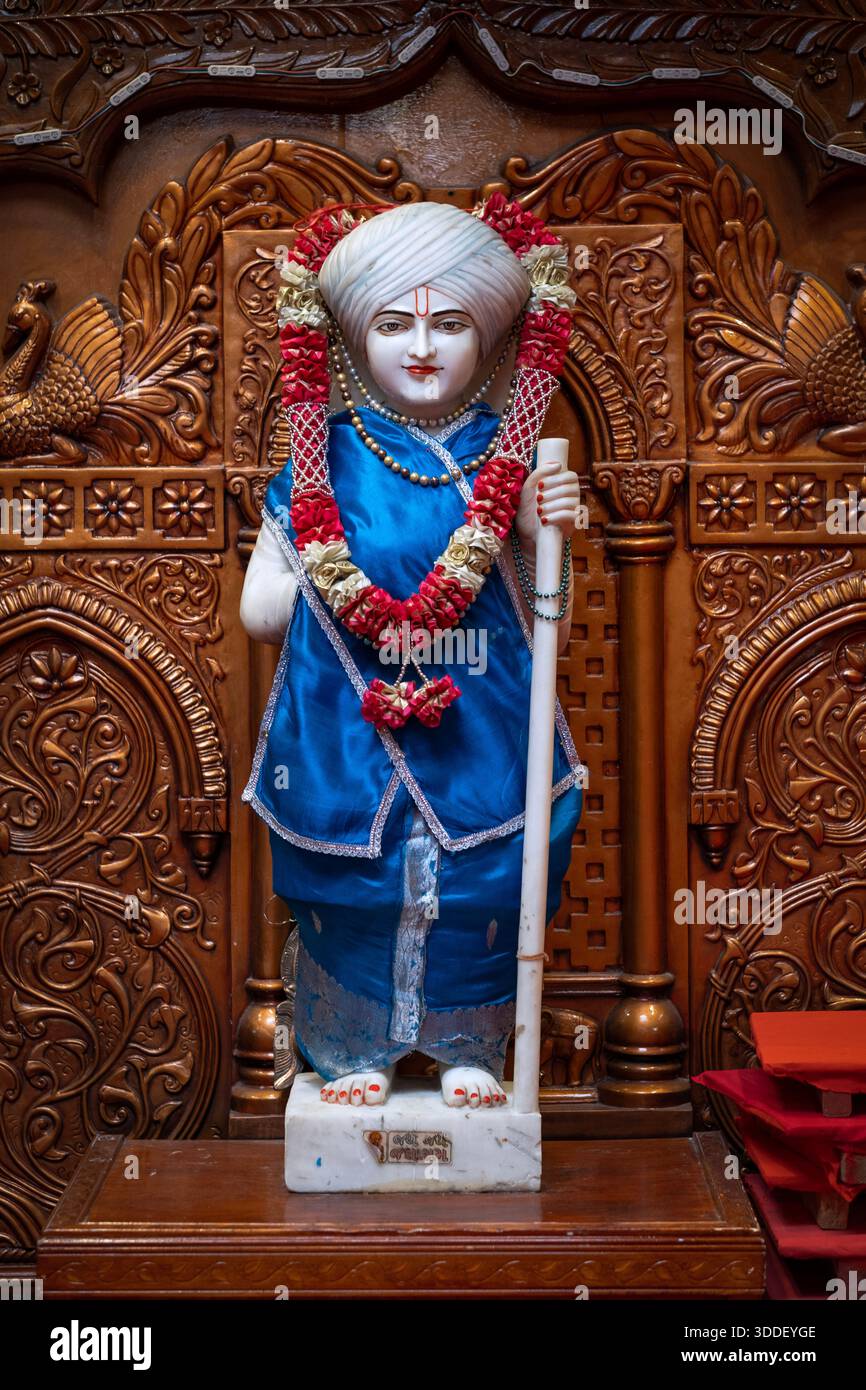 Eine Statue von Jalaram Bappa. Ein Hindu-heiliger aus Gujarat aus dem 19. Jahrhundert, der selbstlosen Dienst an Armen und Bedürftigen leistete. Im Geeta-Tempel in Corona. Stockfoto
