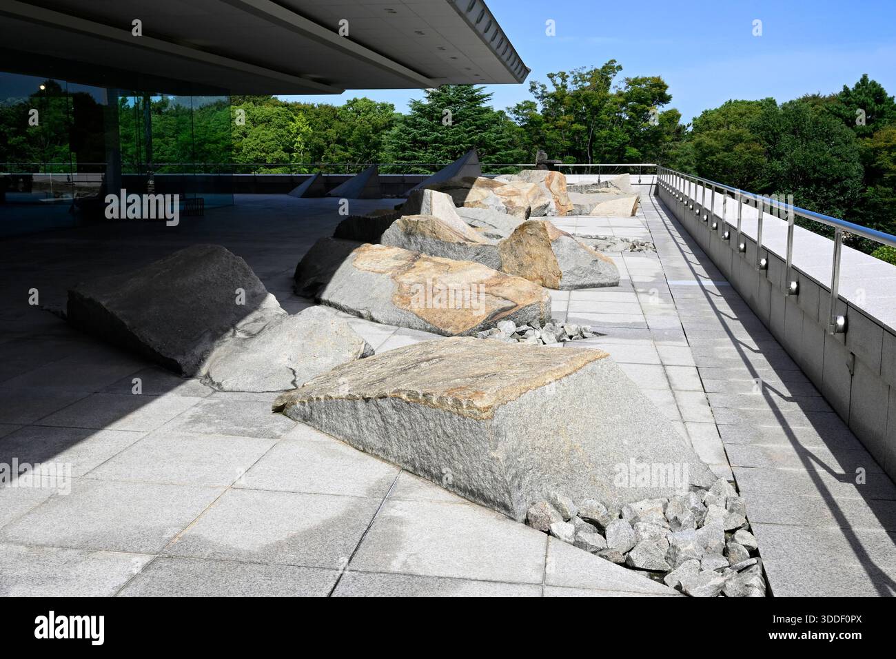 Japan, Tokio, kanadische Botschaft, Steingarten. Stockfoto