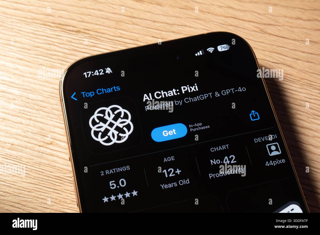 Ostrava, Tschechien - 27. Januar 2025: App Store mit AI Chat Pixi Chatbot wird installiert Stockfoto