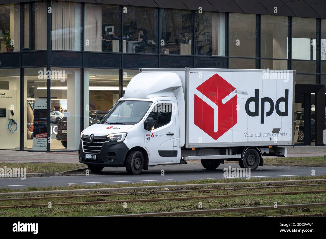 Ostrava, Tschechien - 31. Januar 2024: Renault Master III Fahrgestellwagen der DPD-Lieferfirma parkt auf der Straße Stockfoto
