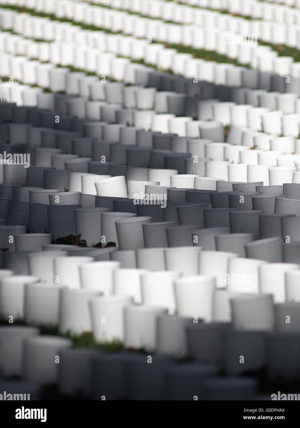 Leere Blumentöpfe ruhen auf einem Friedhof Stockfoto