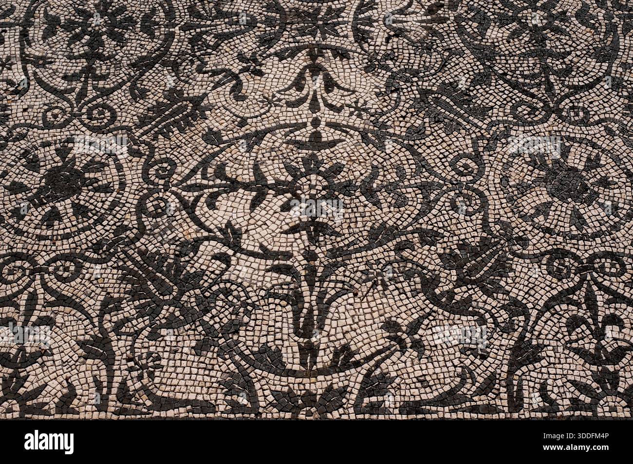 Hadrians Villa, Tivoli, Latium, Italien: Typisches römisches Blumenmosaik mit schwarz-weißen Tesseren im Erdgeschoss des Gästehauses Hospitalia, das für Beamte der Villa Adriano erbaut wurde, gegründet 118–138 n. Chr. als Rückzugsort aus Rom und luxuriöser Lustpalast für Kaiser Hadrian (regierte 117–138 n. Chr.). Hier wohnte wohl auch die kaiserliche Prätorianergarde. Stockfoto