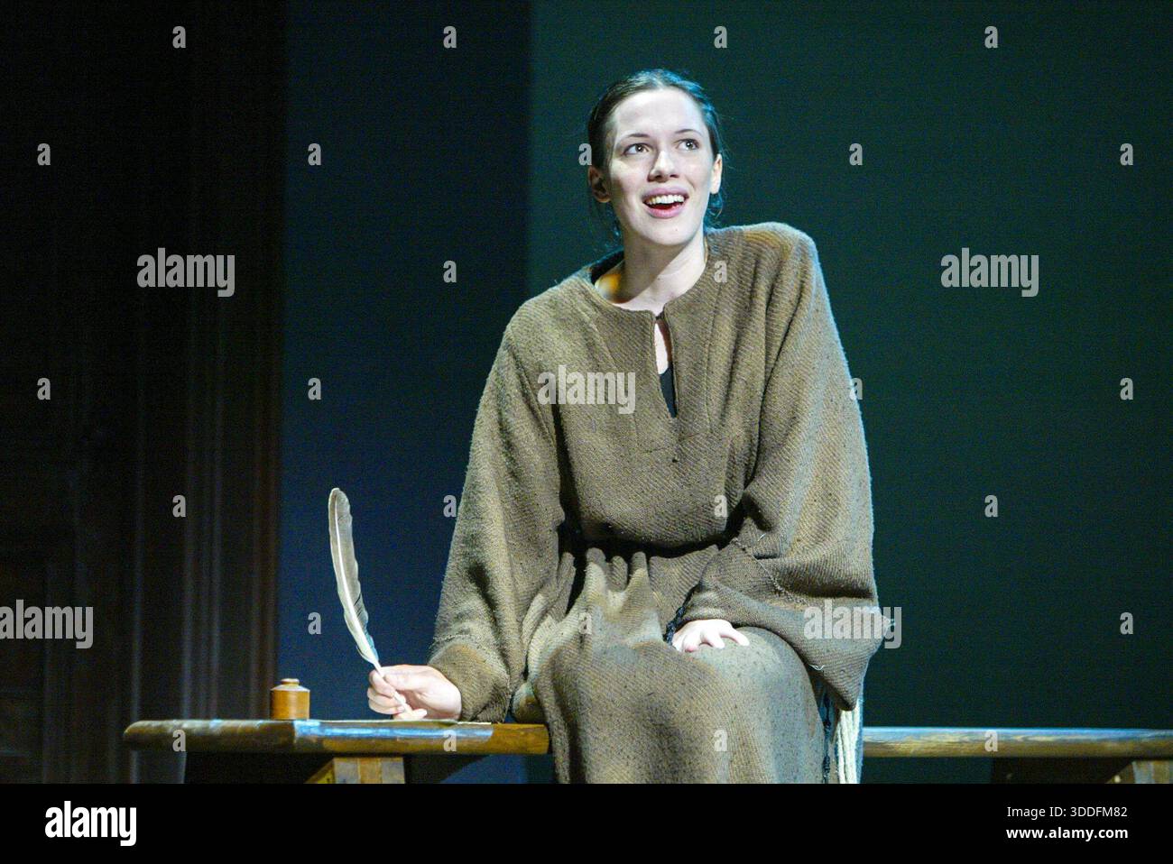 Rebecca Hall (Maria Celeste) in GALILEO's TOCHTER von Timberlake Wertenbaker im Theatre Royal, Bath, England 19/07/2004 nach dem Roman von Dava Sobel Set-Design: Kevin Rigdon Kostüme: Kevin & Trish Rigdon Beleuchtung: Peter Mumford Choreographie: Sue Lefton Regisseur: Peter Hall Stockfoto