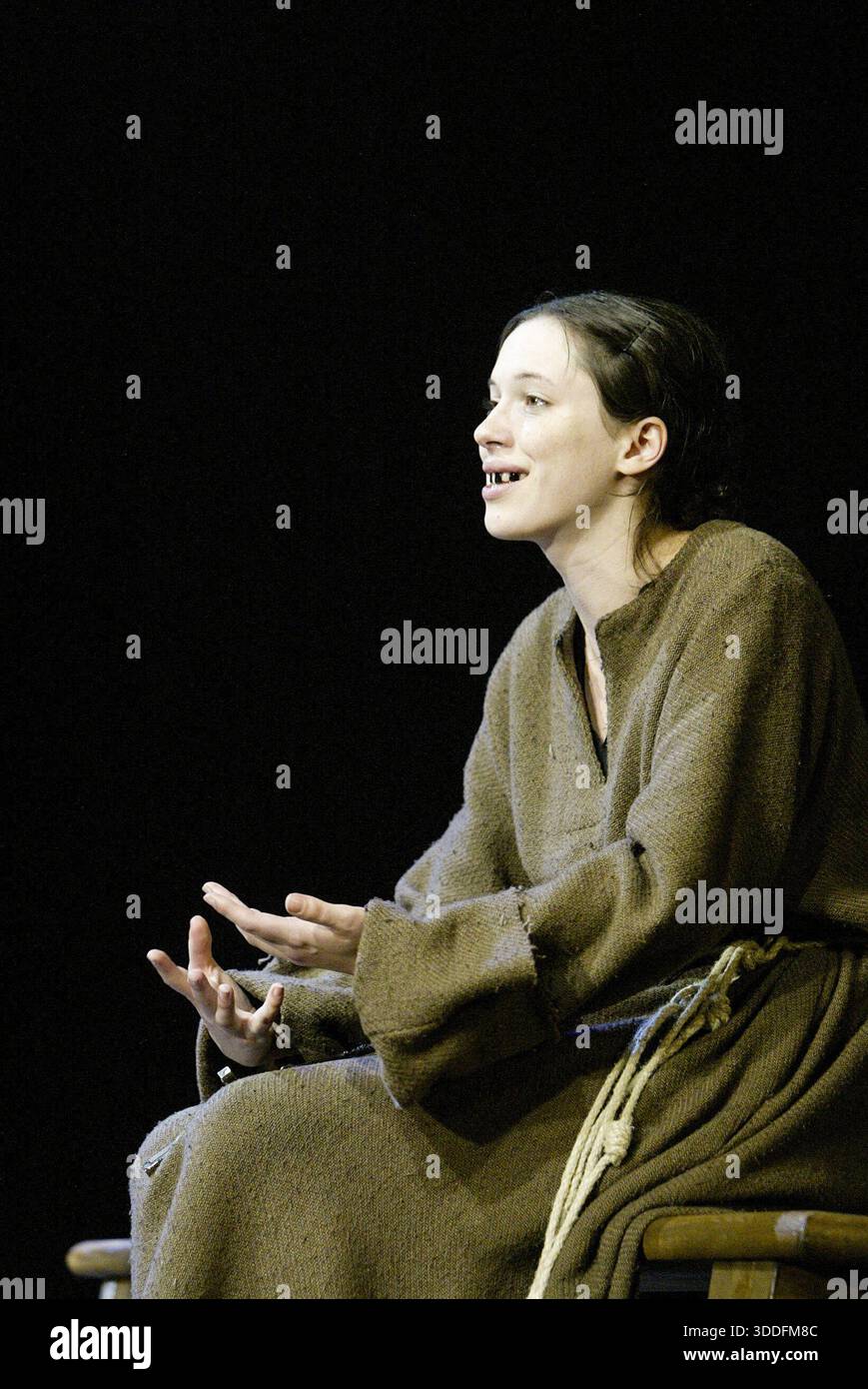 Opfer der Pest: Rebecca Hall (Maria Celeste) in GALILEO's TOCHTER von Timberlake Wertenbaker im Theatre Royal, Bath, England 19/07/2004 nach dem Roman von Dava Sobel Set-Design: Kevin Rigdon Kostüme: Kevin & Trish Rigdon Beleuchtung: Peter Mumford Choreographie: Sue Lefton Regisseur: Peter Hall Stockfoto