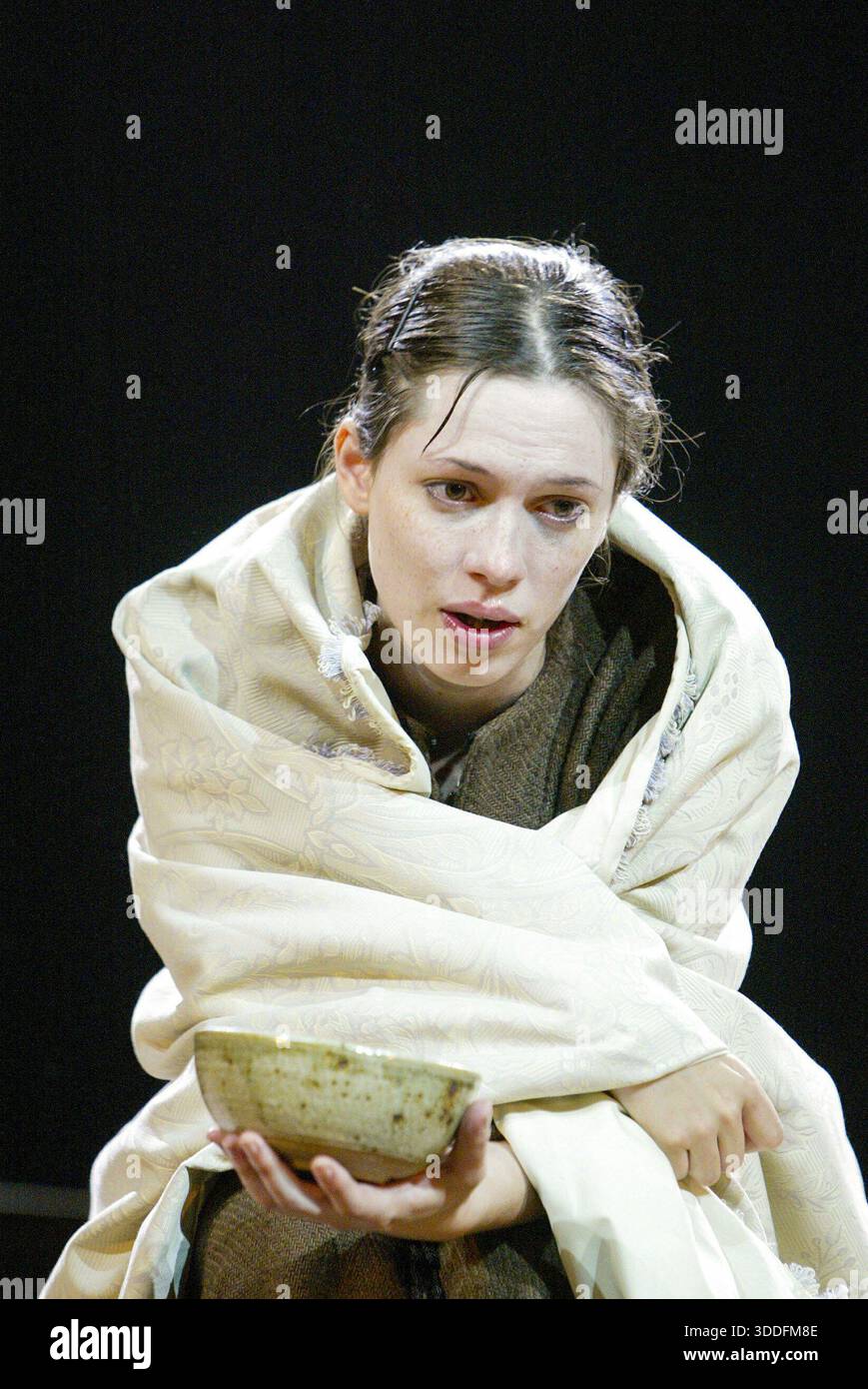 Rebecca Hall (Maria Celeste) in GALILEO's TOCHTER von Timberlake Wertenbaker im Theatre Royal, Bath, England 19/07/2004 nach dem Roman von Dava Sobel Set-Design: Kevin Rigdon Kostüme: Kevin & Trish Rigdon Beleuchtung: Peter Mumford Choreographie: Sue Lefton Regisseur: Peter Hall Stockfoto