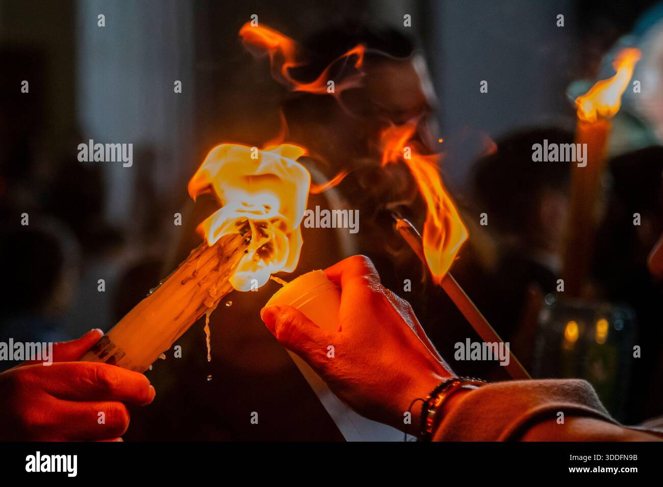 Chisinau, Moldau - 19. april 2025: Ankunft des Heiligen Feuers in Chisinau. Stockfoto