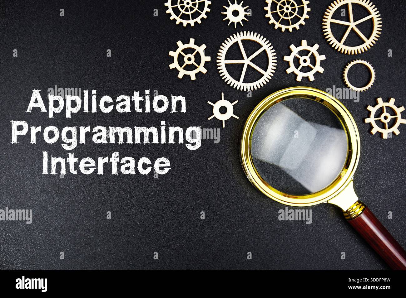 Textnachricht der Anwendungsprogrammierschnittstelle mit Vergrößerungsglas auf schwarzem Hintergrund Stockfoto
