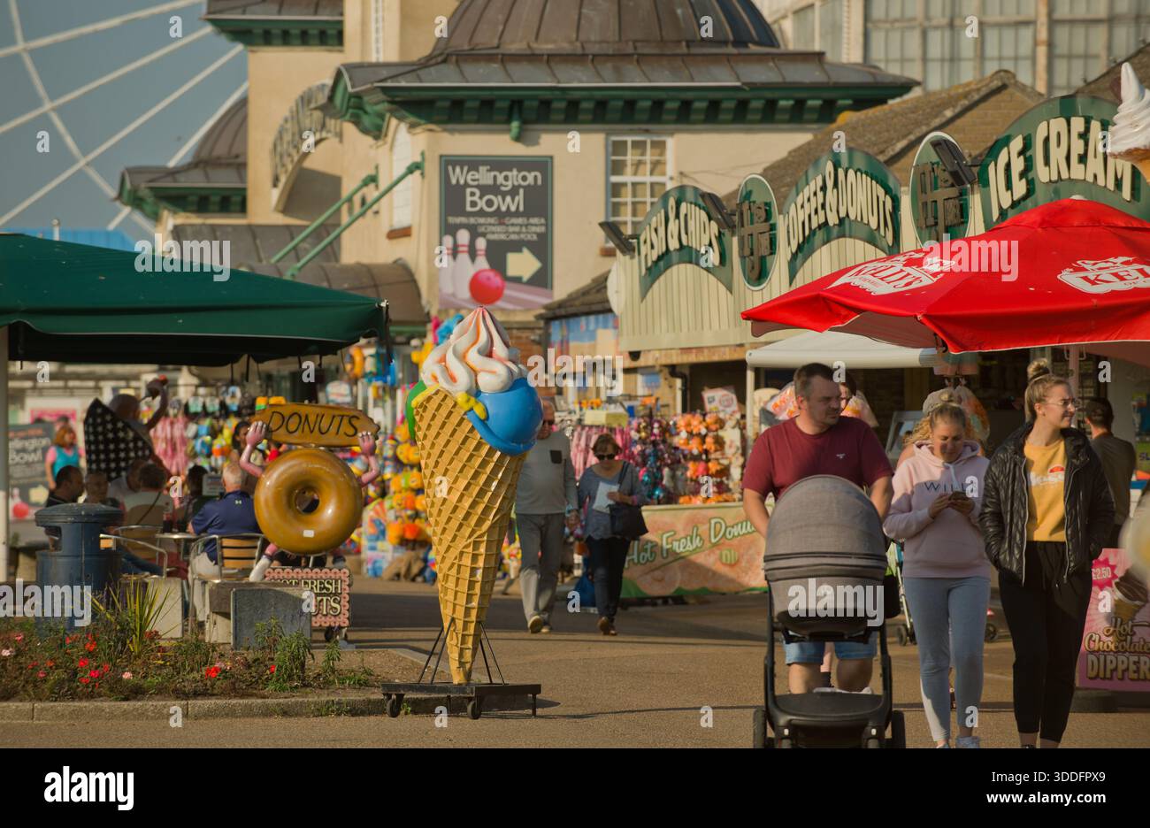 Besucher der Great Yarmouth Promenade. Stockfoto