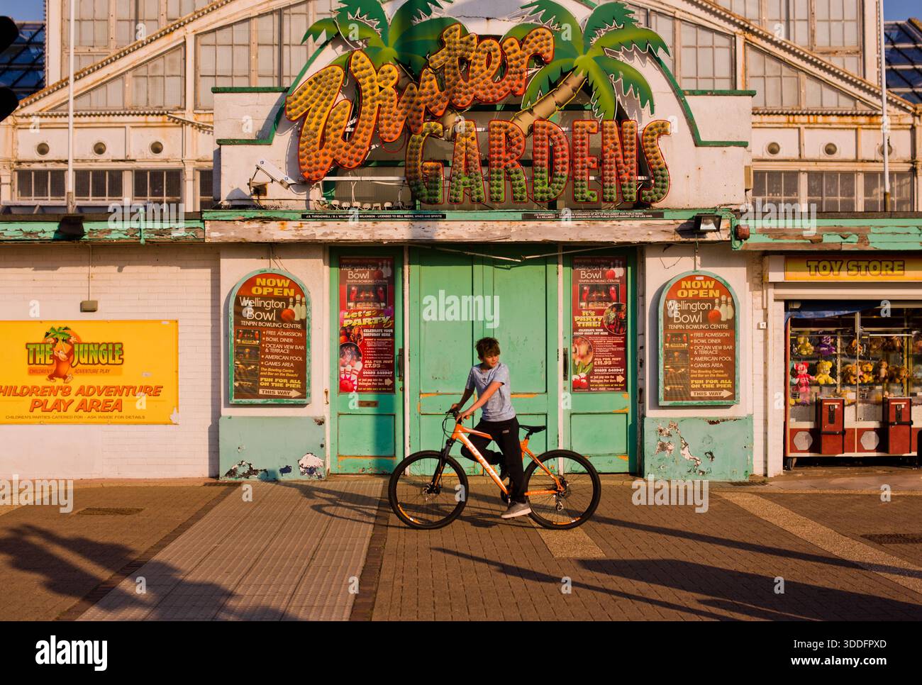 Besucher der Great Yarmouth Promenade. Stockfoto