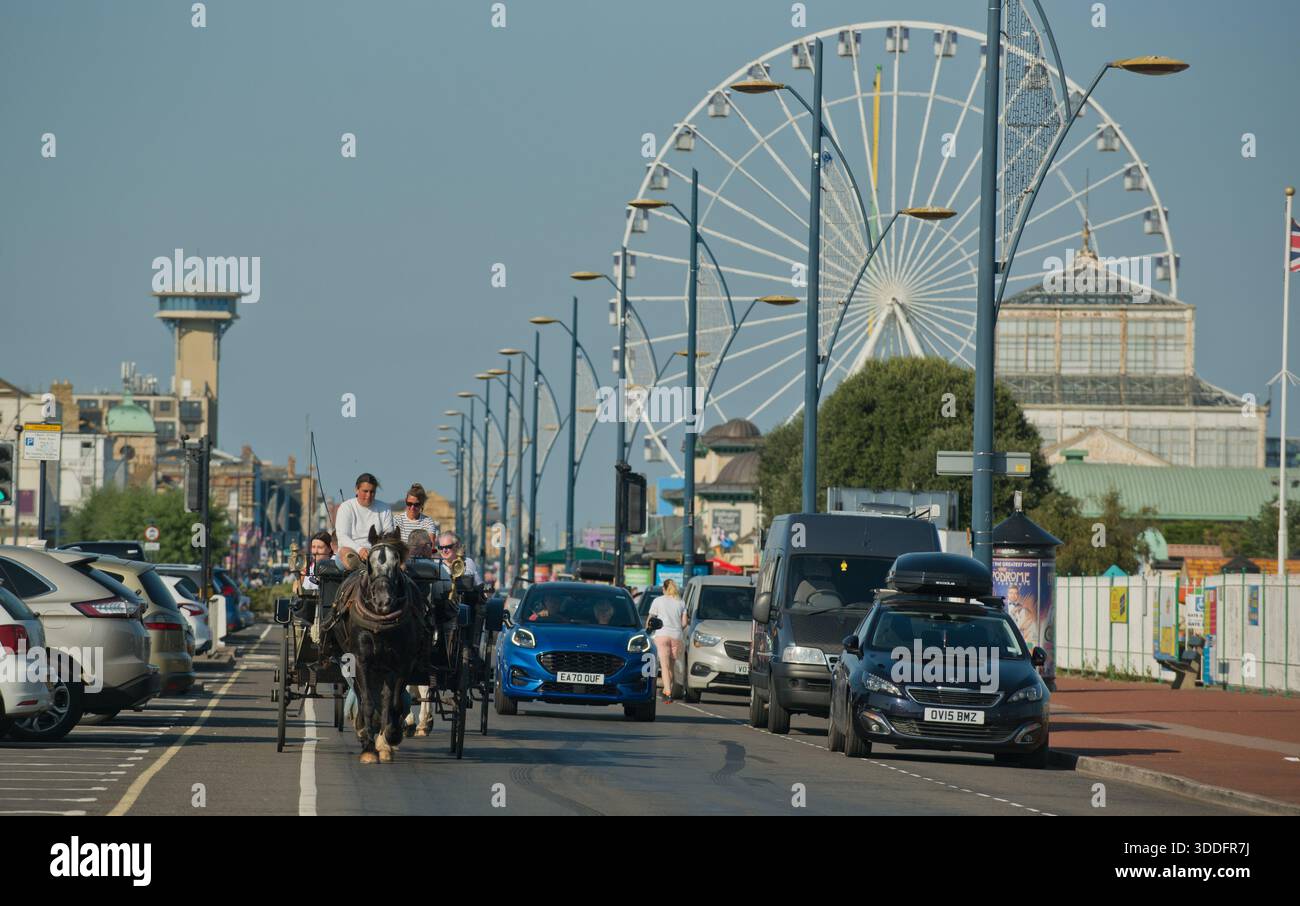 Besucher der Great Yarmouth Promenade. Stockfoto