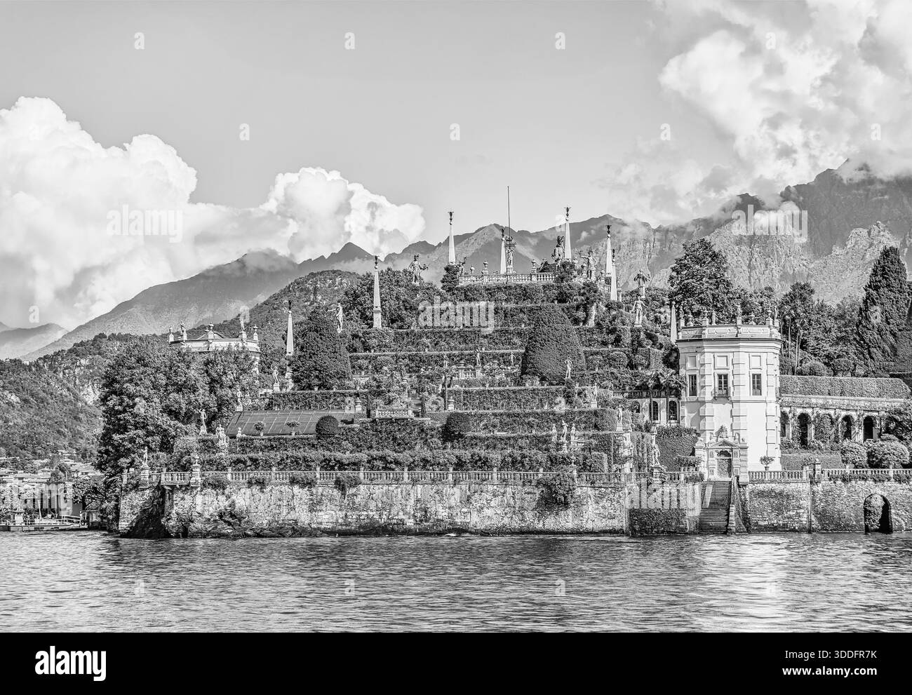 Terrassengarten des Palazzo Borromeo in Isola Bella, Lago Maggiore, vom See aus gesehen, Piemont, Italien in Schwarz-weiß Stockfoto