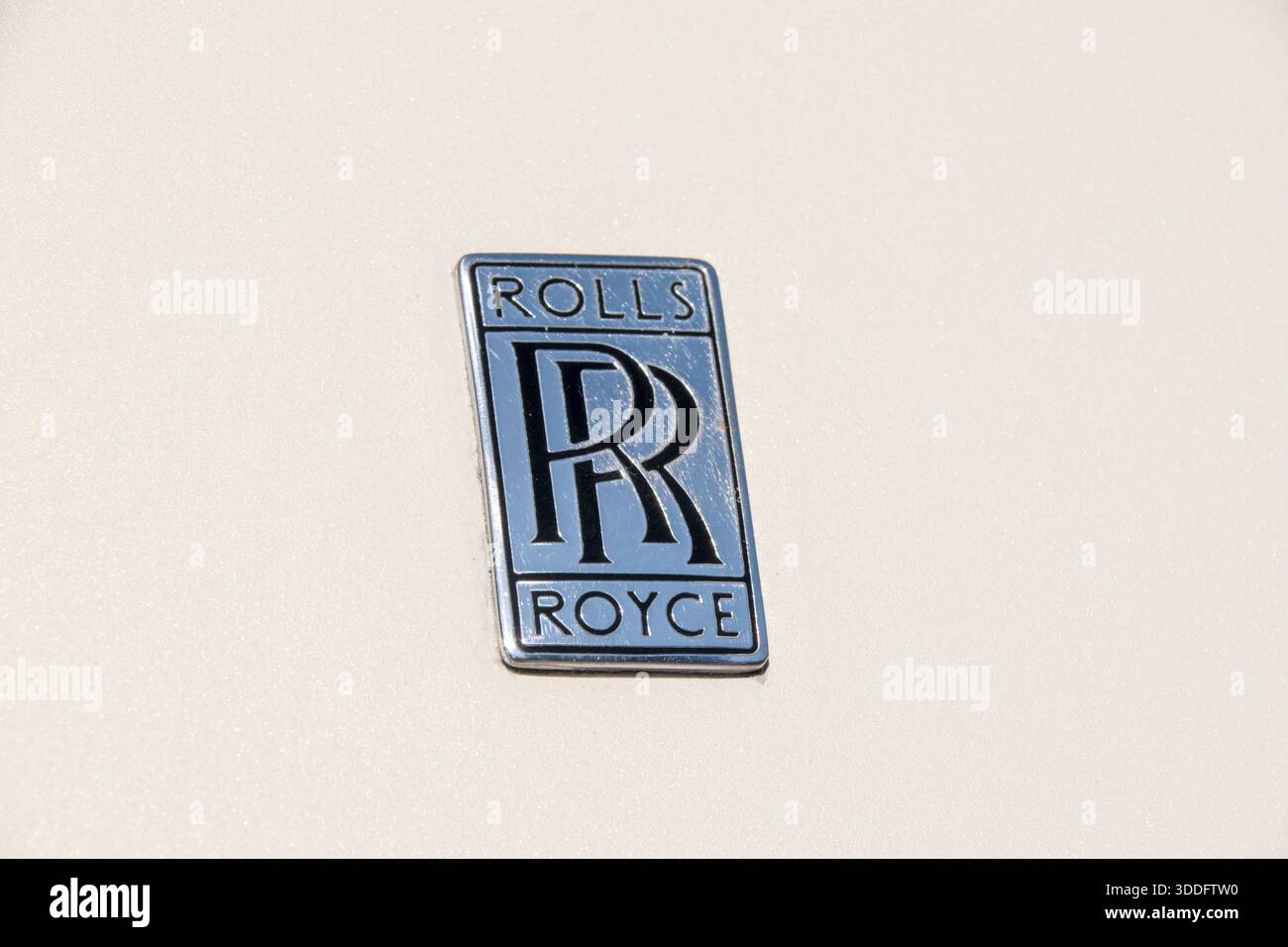 Das Logo und Emblem der Marke Rolls-Royce gelten weltweit als ultimative Symbole für Luxus, Feinmechanik und Elite-Status. Stockfoto
