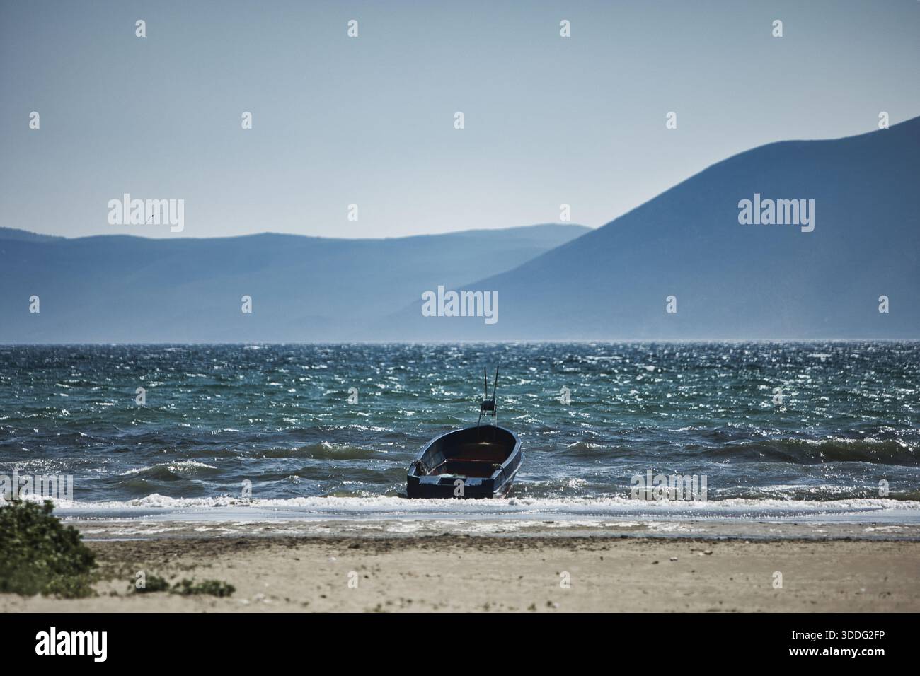 Vlorë, Albanien – 21. August 2025: Ein kleines Boot liegt an der Küste Stockfoto