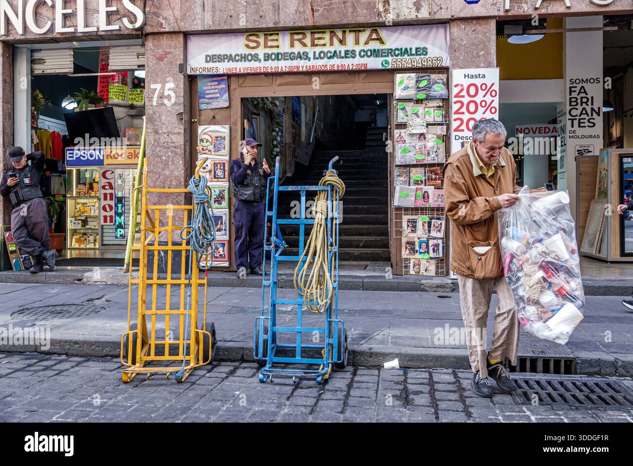 Mexiko-Stadt Mexiko, kommerzielle Ladenfront, älterer Mann Erwachsener, sammelt Wertstoffe, Plastikbecher verpackt, Handwagen parken, zum Mietschild, Retail Signage, Div Stockfoto