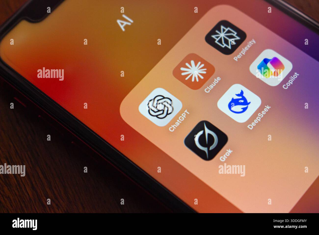 Quito, ECUADOR - 6. Oktober 2025:ChatGPT und andere beliebte KI-Assistenten-Apps in einem Ordner, in dem Werkzeuge für künstliche Intelligenz und KI-Chatbots dargestellt werden. Stockfoto