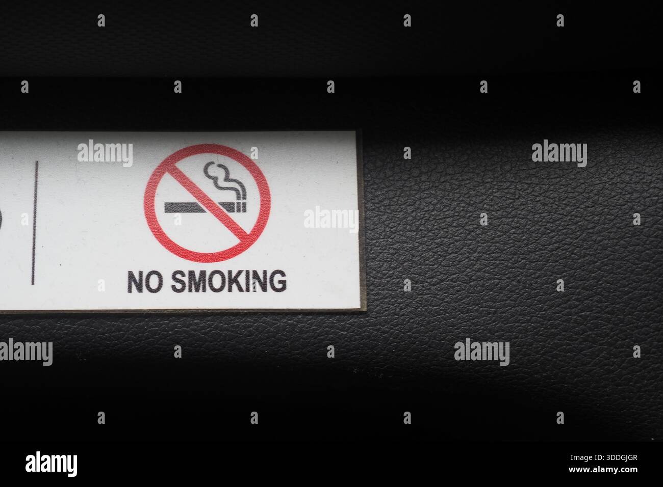 Ein Schild zeigt die Regeln gegen das Rauchen im Auto. Stockfoto