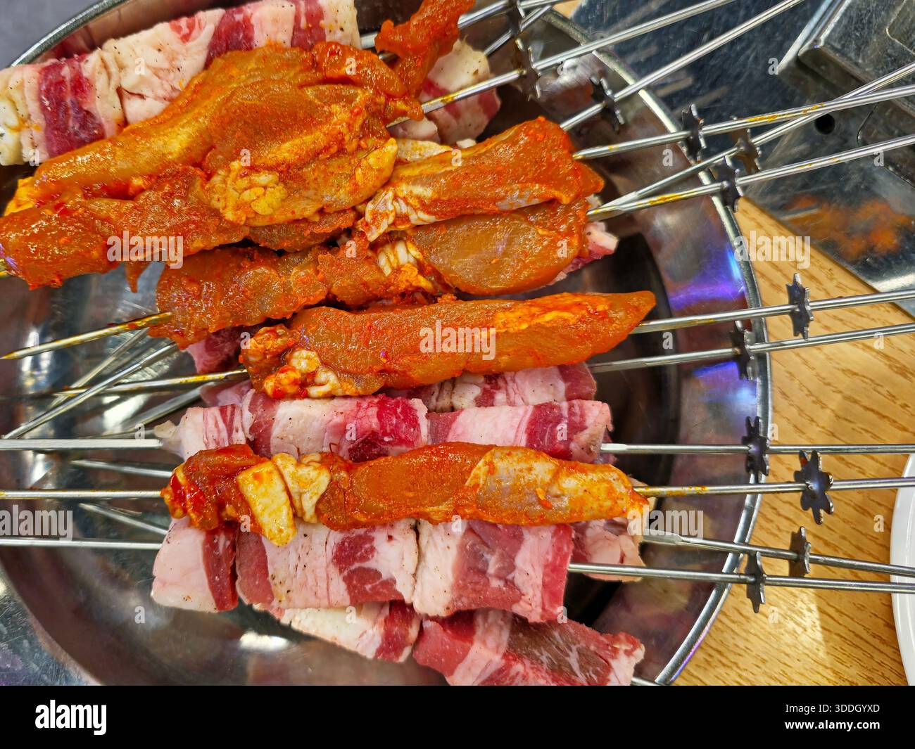 Fleisch- und Hühnerspieße auf einer Silberplatte Stockfoto