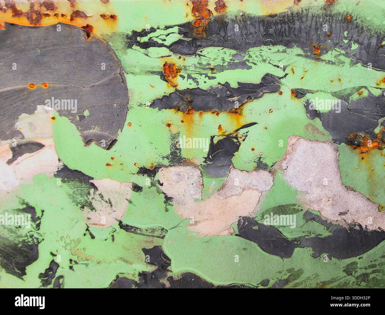 Nahaufnahme der verwitterten grünen Farbe auf Metall Stockfoto