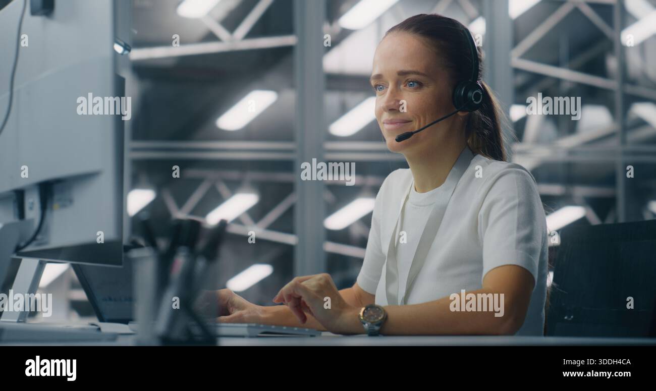 Der Spezialist verwaltet Netzwerksysteme von Workstation aus im Network Operations Center. Frau, Die Ein Professionelles Headset Trägt, Koordiniert Aufgaben. Proaktive Systemüberwachung und koordinierter digitaler Betrieb. Stockfoto