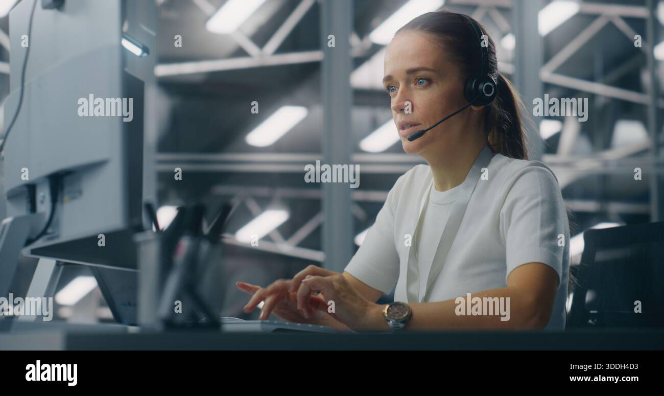 Der Spezialist verwaltet Netzwerksysteme von Workstation aus im Network Operations Center. Frau, Die Ein Professionelles Headset Trägt, Koordiniert Aufgaben. Proaktive Systemüberwachung und koordinierter digitaler Betrieb. Stockfoto