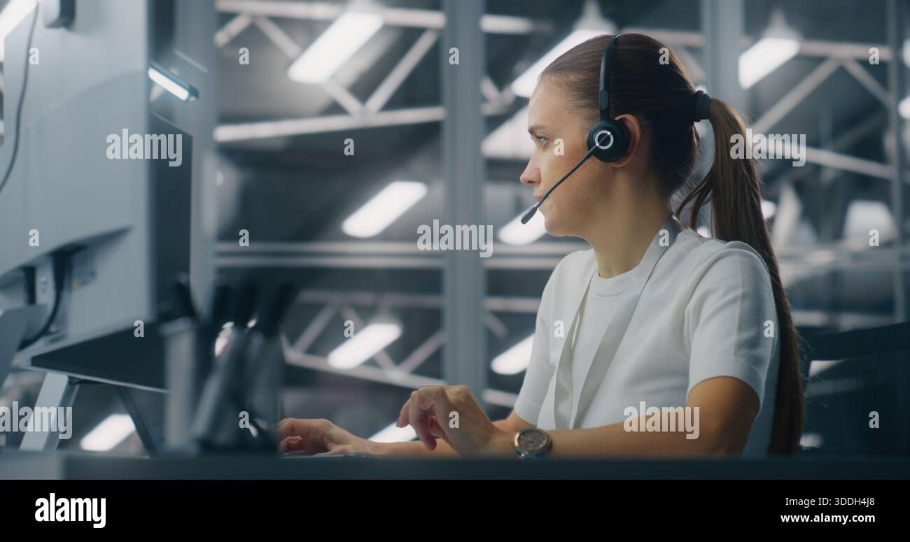 Der Spezialist verwaltet Netzwerksysteme von Workstation aus im Network Operations Center. Frau, Die Ein Professionelles Headset Trägt, Koordiniert Aufgaben. Proaktive Systemüberwachung und koordinierter digitaler Betrieb. Stockfoto
