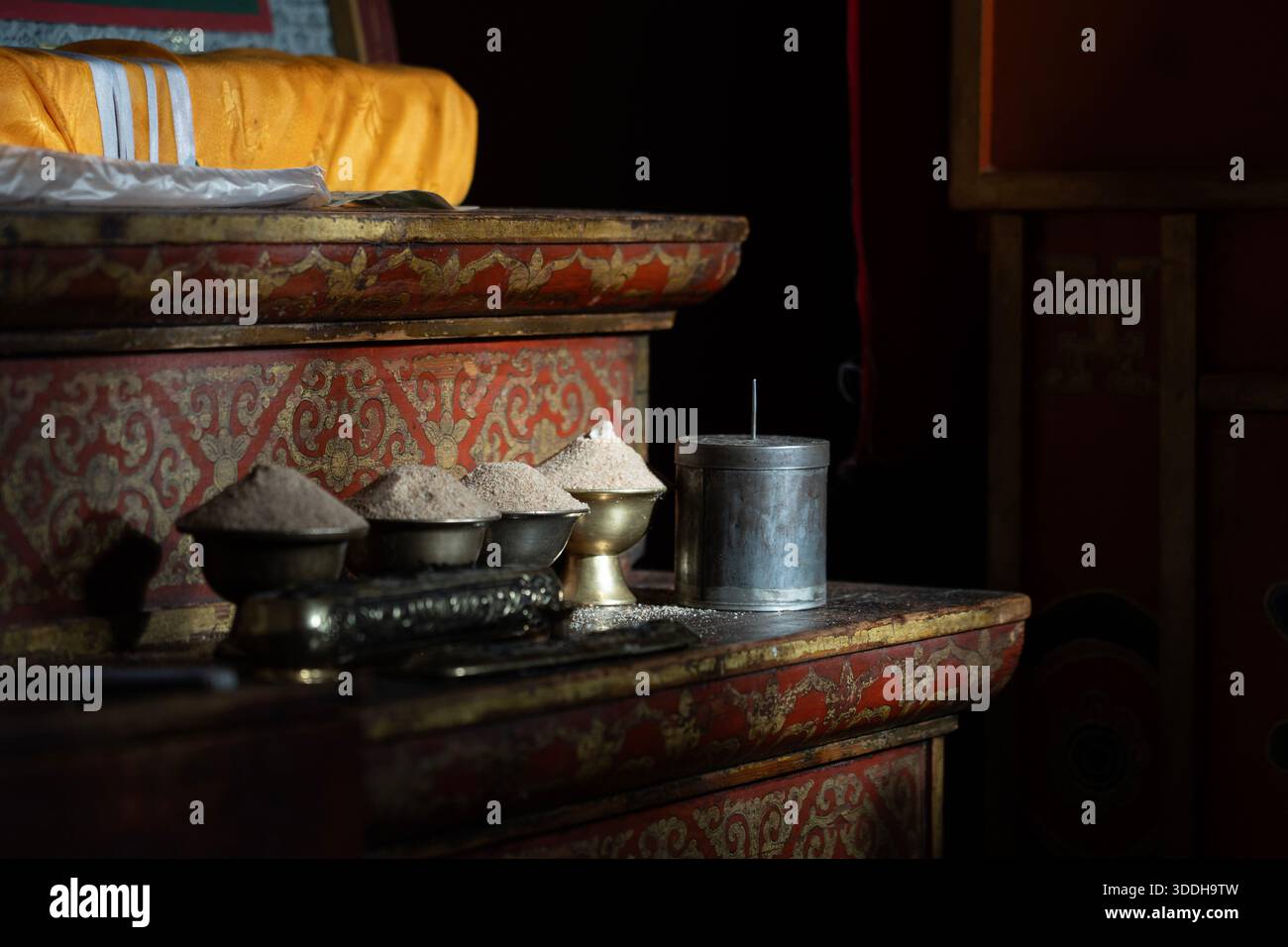 Traditioneller mongolischer Altar mit Ritualschalen und Weihrauch in dunklem Licht Stockfoto