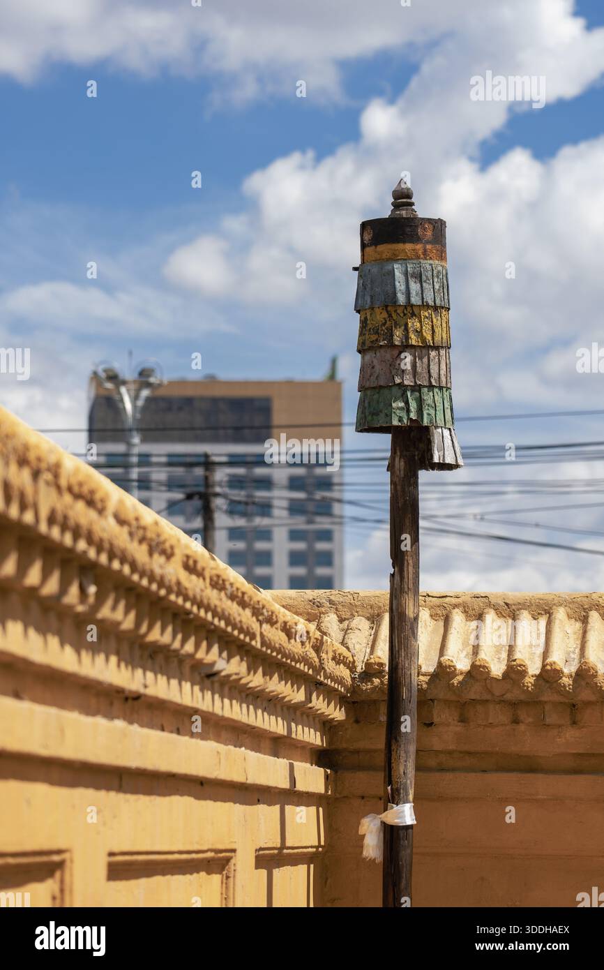 Traditioneller heiliger Pol im mongolischen Tempel mit modernem Stadthintergrund Stockfoto