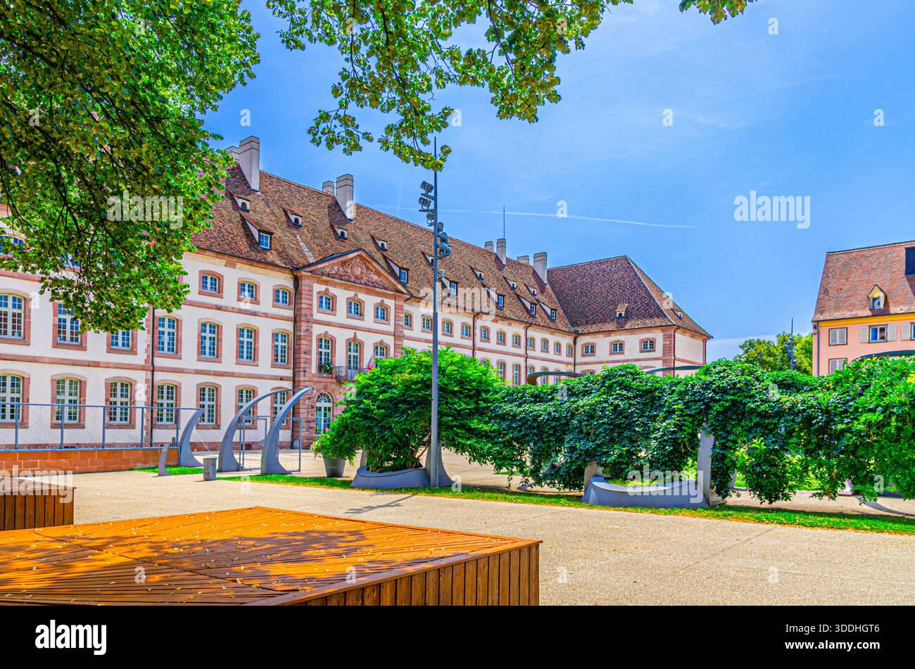 Bibliothèque Municipale öffentliche Stadtbibliothek Pole Media Culture Edmond Gerrer Ancien Hôpital altes Krankenhaus in der Altstadt Colmars Altstadt Stockfoto